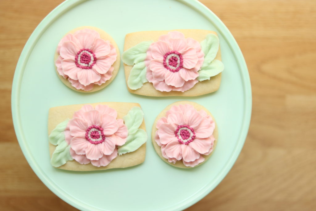 How To Pipe Textured Buttercream Flowers » The Hutch Oven